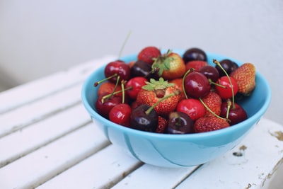 蓝碗草莓樱桃对焦摄影